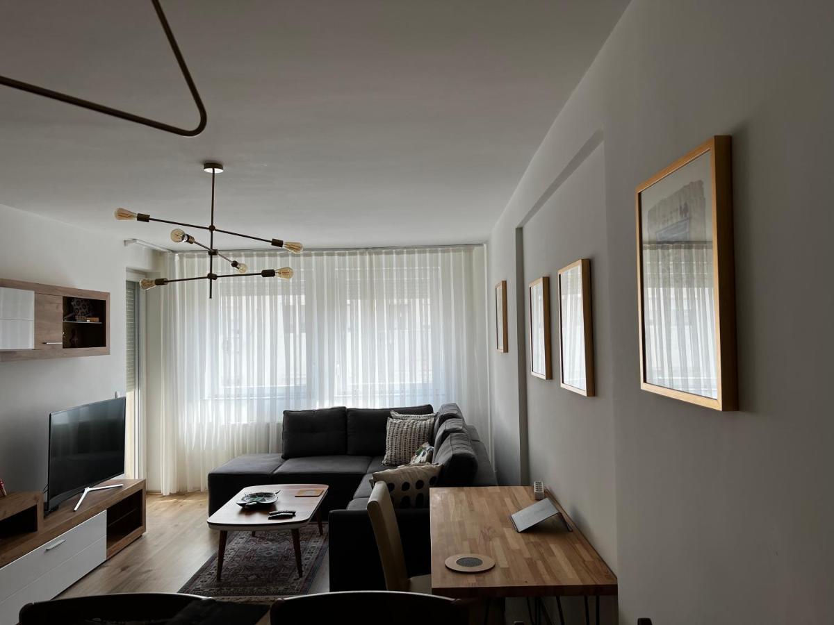 Elegant Apartment In City Centre Pristina Eksteriør billede