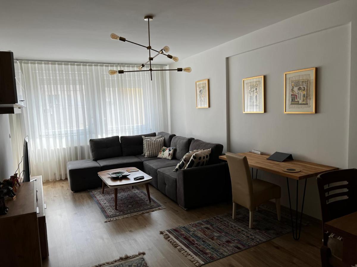 Elegant Apartment In City Centre Pristina Eksteriør billede