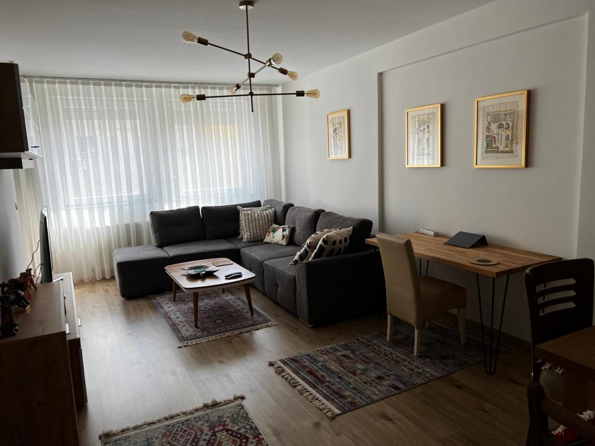 Elegant Apartment In City Centre Pristina Eksteriør billede